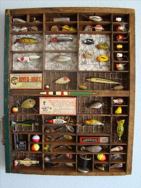 An old printers drawer was the perfect match for some of Grandpa's lures Cottage Decorating Ideas Lakeside, Fishing Lure Decor, Lure Display, Fishing Bedroom, Fishing Lures Display, Fishing Lures Art, Old Fishing Lures, Antique Fishing Lures, Printers Drawer