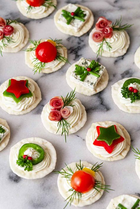 Festive Christmas Food, Creative Christmas Treats, Christmas Party Food Appetizers, Fun Party Food, Christmas Canapes, Christmas Food Ideas, Holiday Appetizers Easy, Holiday Appetizers Recipes, Festive Appetizers