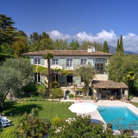 Luxury Real Estate News on Instagram: "🇫🇷This authentic French bastide set in a charming French Riviera town is on the market for €3.49M, listed with @carlton.international. Offering panoramic views of the surrounding countryside with both sea and mountain views, this authentic French bastide for sale is nestled in the heart of one of the most beautiful areas in Châteauneuf-Grasse, just 20 km from Cannes. Fully restored, the 4 bedroom house boasts a large kitchen and spacious living areas on t Stone Pool House, French Riviera Style, French Villa, Indoor Outdoor Pool, Countryside House, French Countryside, Dream House Exterior, French House, Dream House Decor