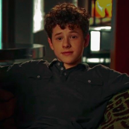 Luke Dunphy S5, Luke From Modern Family, Luke Modern Family, Dylan Modern Family, Luke Dunphy, Nolan Gould, Family Doctors, Modern Family, Shawn Mendes