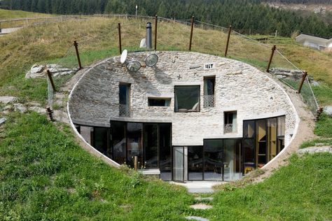 Stay in a Swiss Vacation Home That's Literally Inside a Mountain - Dwell Case Sotterranee, Therme Vals, Earth Sheltered Homes, Casa Hobbit, Crazy Houses, Earth Sheltered, Underground Homes, Unusual Homes, Hobbit House