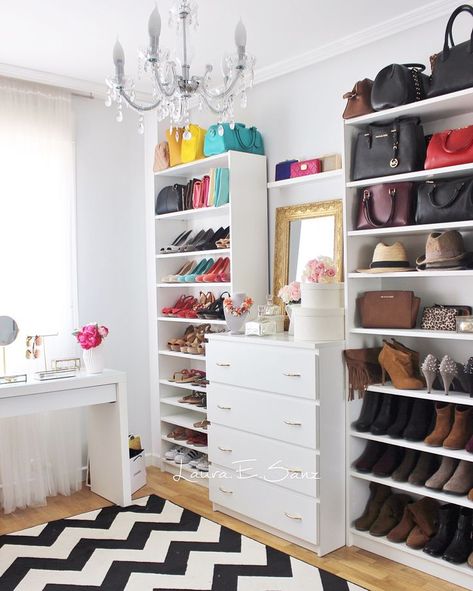 Vestidores low cost. Mi vestidor con estanterías billy y cómodas malm de Ikea. Spare Room Closet, Ikea Closet, Dressing Room Closet, Closet Shoe Storage, Apartment Storage, Trendy Apartment, Ikea Billy, Storage Closet, Closet Decor