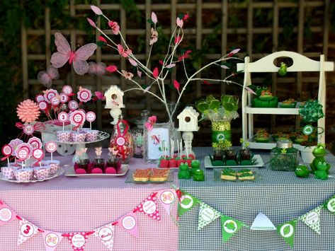 What an adorable inventive way to celebrate boy girl, brother sister, twins, cousins, friends birthday party! Frog Butterflies nature Shared Birthday Parties, Double Birthday Parties, Sibling Birthday Parties, Combined Birthday Parties, Butterfly Theme Party, Twin Birthday Parties, Butterfly Birthday Party, Birthday Party Printables, Garden Party Birthday