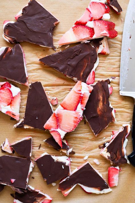 Strawberry Bark (Viral Recipe) - iFoodReal.com Greek Yogurt With Fruit, Strawberry Bark, Peanut Butter Chocolate Bark, Meals For School, Strawberry Yogurt Bark, Yogurt With Fruit, Cookie Bark, Healthy Homemade Ice Cream, Yogurt Treats