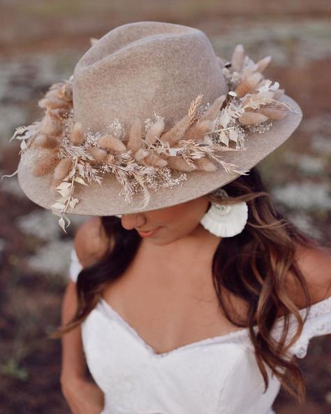 Boho Outdoor Wedding, Crown Accessories, Bridal Hats, Boho Style Wedding Dress, Wedding Home Decoration, Flower Bouquet Diy, Bridal Hat, Real Flower Jewelry, Floral Hat