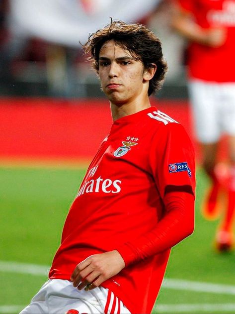 Joao Felix With Braces, Joao Felix Haircut, Joao Felix Braces, Portugal Fc, Soccer Baby, Soccer Boyfriend, Football Wall, Mens Haircuts Fade, Soccer Boys