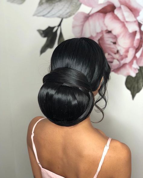 Updo goals!👰🏽💐 This look was created with our new AND amazing Hair Padding! Wedding season is here!! A huge thanks to @beautyandco_artistry… Low Bun For Long Hair, Volume Bun, Hair Padding, Hair Styles Wedding, House Gadgets, Big Bun Hair, Wedding Hair Up, Classic Updo, Beautiful Buns