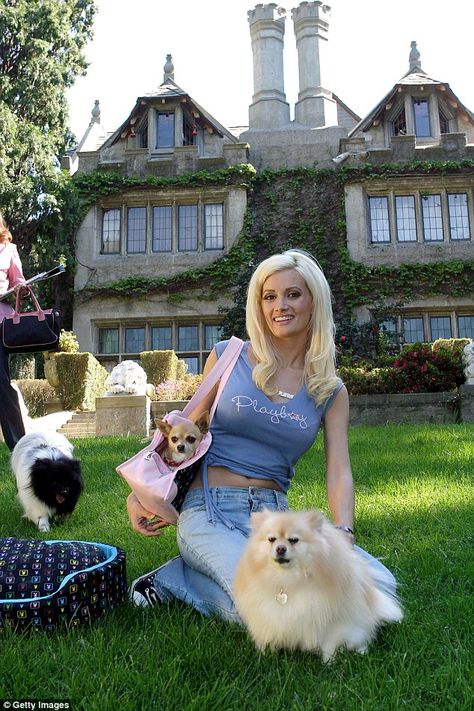 Not what it seems: The blonde, pictured with her pooches outside the Playboy Mansion is Holly Madison Playboy Aesthetic, Playboy Mansion, Holly Madison, Hugh Hefner, Early 2000s Fashion, 2000s Aesthetic, 2000s Fashion Outfits, Playboy Bunny, Girl Next Door