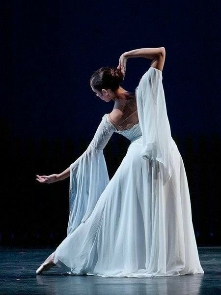 Dance Problems, Worship Dance, Praise Dance, Woman In White, Ballet Photos, Dance Movement, Shall We Dance, Ballet Photography, Royal Ballet