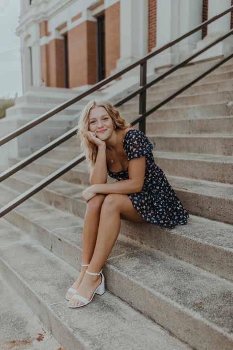 Photography Stairs Poses, Classic Senior Pictures Posing Ideas, Cute Poses For Pictures Sitting, Cute Senior Pics Ideas, Single Photo Poses Women, Sitting Poses Senior Pictures, Senior Picture Poses On Stairs, City Shots Photography, Senior Ring Pictures