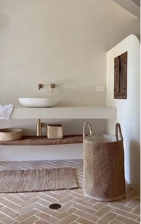 Terracotta Tile Bathroom, Modern Mediterranean Bathroom, Mediterranean Bathroom, Wabi Sabi Interior, Beautiful Storage, Bathroom Decor Ideas, Downstairs Bathroom, Boho Bathroom, Bathroom Inspiration Decor