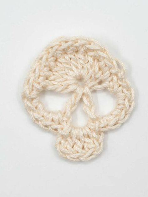 💡 Quick Crochet: 10-Minute Skull Pattern ⏰ Skull Stitch Crochet, Crochet Skull Diagram, Skull Pattern Crochet, Crochet Skull Applique, Crochet Skull Patterns Free, Skull Crochet Pattern Free, Spooky Crochet, Skull Crochet, Crochet Skull Patterns