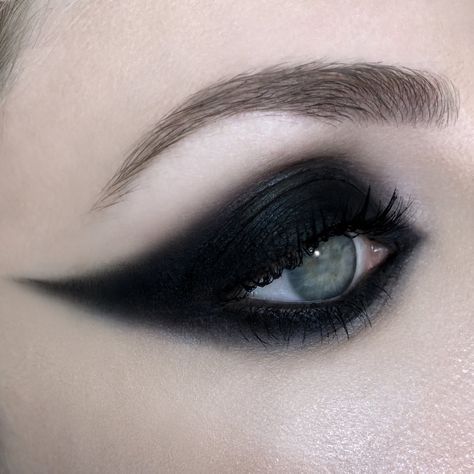 Unleash your darkest secrets with the mysterious Orb kohl eyeliner. This creamy dark black eyeliner is made with a highly pigmented, cruelty-free formula. Maquillage Goth, Khol Eyeliner, Cream Eyeliner, Kohl Eyeliner, Dark Secrets, Eye Looks, Dramatic Eyes, Makeup Guide, Gothic Makeup