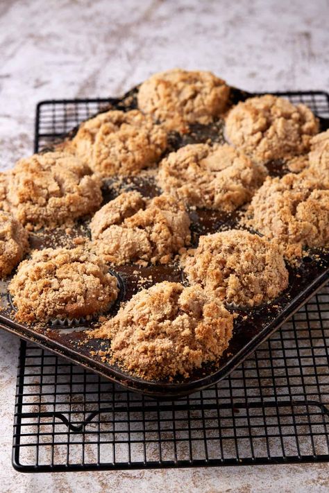 A cooling rack of baked pear muffins with streusel. Pear Muffin, Pear Muffins Recipes, Baked Pear, Pear Muffins, Dried Pears, Raw Ginger, Apple Muffin Recipes, Moist Muffins, Filled Muffins