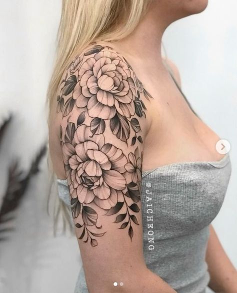 Sleeve Shoulder Tattoo, Floral Arm Tattoo, Shoulder Cap Tattoo, Beautiful Flower Tattoos, Tattoos For Women Half Sleeve, Shoulder Tattoos For Women, 3d Tattoos, Classy Tattoos, Traditional Tattoos