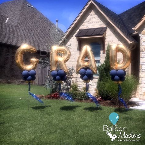 Graduation Decor Outdoor, Class Of 2023 Graduation Decorations, Senior Yard Decorations Ideas, Snhu Graduation Party, Graduation Decor Balloons, Outdoor Party Decorations For Adults, Congrats Grad Balloons, 2024 Graduation Party Ideas Boy, Graduation Fireplace Decor