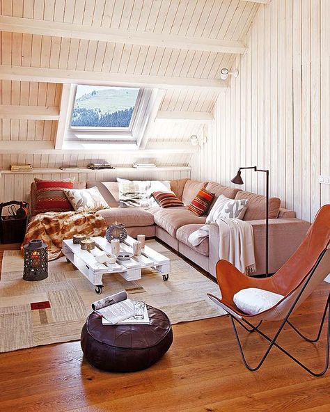 campo48_2g Attic Living Room, Attic Decor, Cozy Attic, Cabin Modern, Attic Bedroom Designs, Attic Design, Bright Apartment, Attic Spaces, Attic Bedroom