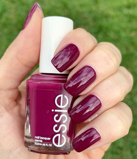 Viva Magenta Nail Color, Viva Magenta Nails Design, Dark Fuschia Nails, Pinky Purple Nails, Dark Magenta Nails, Viva Magenta Nails, Raspberry Pink Nails, Magenta Clothes, Magenta Nails Design