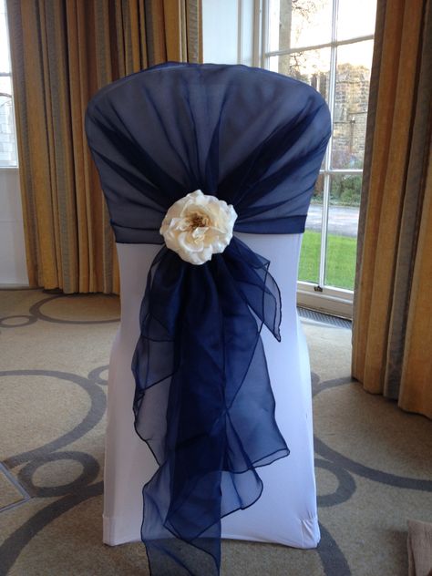 Ways To Tie Sashes On Chairs, Banquet Chair Covers Wedding, Quince Chair Decor, Chair Tie Back Ideas, Chair Sash Ideas Wedding, Chair Decorations Party, Wedding Chair Cover Ideas, Chair Cover Ideas, Wedding Chair Covers