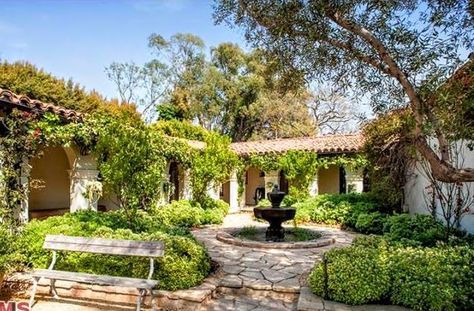 Spanish Mission Style Homes, Style Hacienda, Spanish Courtyard, Mission Style Homes, Hacienda Homes, Spanish Hacienda, Spanish Bungalow, Nancy Meyers, Spanish Architecture