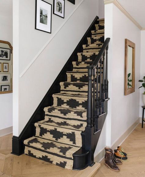 Black stair railing designs, DIY painted black stair projects, and runner rug ideas for a bold, elegant entry. Black Painted Stairs, Stairs Entryway, Black Stair Railing, Home Decor Stairs, Stair Railing Makeover, Black Staircase, Decor Stairs, Black Stairs, Staircase Runner