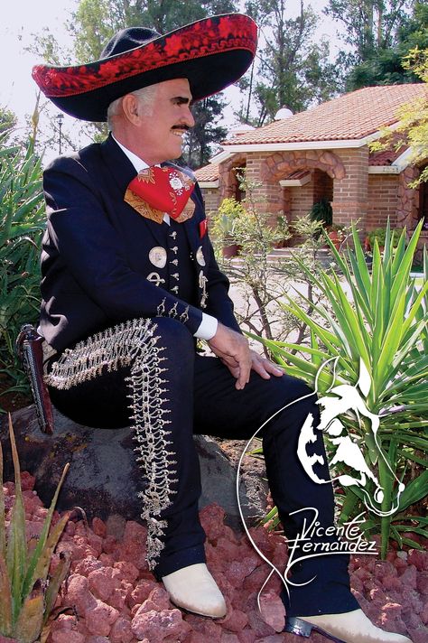 Univision Radio is proud to debut the newest single from Vicente Fernandez "La Vida es una Copa de Licor" - April 9, 2013 Mariachi Hat, Mariachi Suit, Arte Dachshund, Vicente Fernandez, Mexico History, Tejano Music, Native American Pictures, Mexican Fashion, Christian Movies