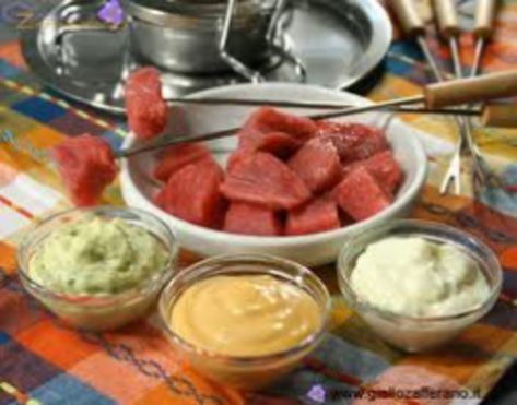 Meat Fondue Recipes, Meat Fondue, Fondue Dipping Sauces, Broth Fondue Recipes, Appetizers Meat, Fondue Broth, Pizza Raclette, Easy Fondue Recipes, Fondue Recipes Meat