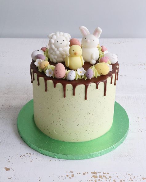 Easter Cake Designs, Cute Easter Desserts, Easter Cake Decorating, Chocolate Easter Cake, Easter Cooking, Showstopper Cakes, Easter Egg Cake, Cake Easter, Spring Baking