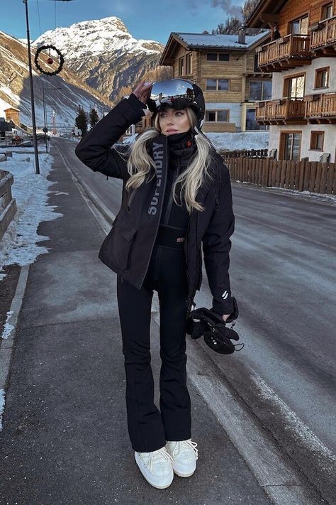 60 Stylish And Functional Skiing Outfit Ideas For Women [2024]: Style Tips & Brands Ski Outfit Aesthetic, Ski Lodge Outfit, Skiing Aesthetic Outfits, Cute Ski Outfits, Ski Outfits For Women, Mode Au Ski, Snow Outfits For Women, Womens Ski Outfits, Ski Outfit For Women