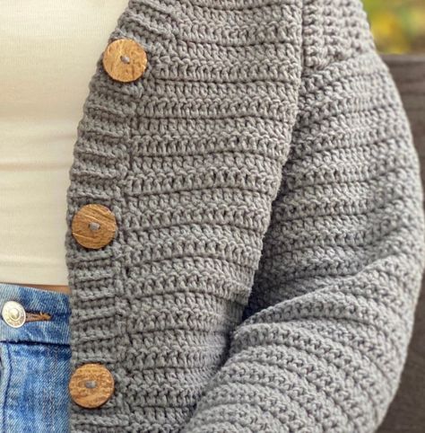 Crochet A Button, Crochet Cardigan Ideas, Cardigan Ideas, Diy Crochet Cardigan, Cardigan Tutorial, Crochet Cardigan Tutorial, Crochet Sweater Design, Crochet Cardigan Free, Cardigan Jeans