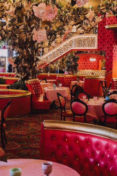 Madonna Inn Elopement, Wedding Venues Retro, 50s Wedding Theme Vintage, Valentine Themed Wedding, Madonna Inn Aesthetic, Upstage The Bride Wedding Theme, Cool Wedding Venues, Pink Vegas Wedding, Retro Aesthetic Wedding