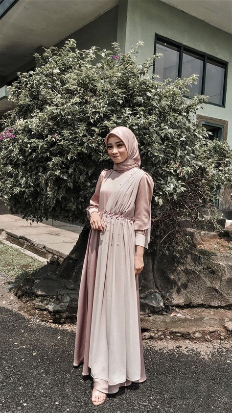 dress, gamis, kebaya, gaun, tunik, kondangan, pernikahan, lebaran, hari raya, outfit, resepsi, pesta, wisuda Gamis Bridesmaid, Dress Muslim Modern, Kondangan Outfit, Braidsmaid Dresses, Kebaya Modern Dress, Hijab Dress Party, Kebaya Dress, Simple Bridesmaid Dresses, Muslim Fashion Hijab Outfits