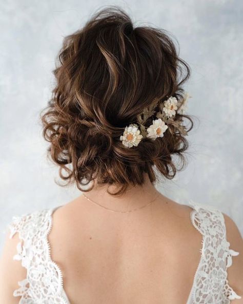 Wedding Styles Short Hair, Whimsical Wedding Hair Short, Short Curly Hair With Flowers, Curly Short Hairstyles Wedding, Short Hair Wedding Styles Updo, Curly Short Hair Wedding, Short Curly Hair For Wedding, Short Curly Hair Bride, Wedding Hair Short Curly