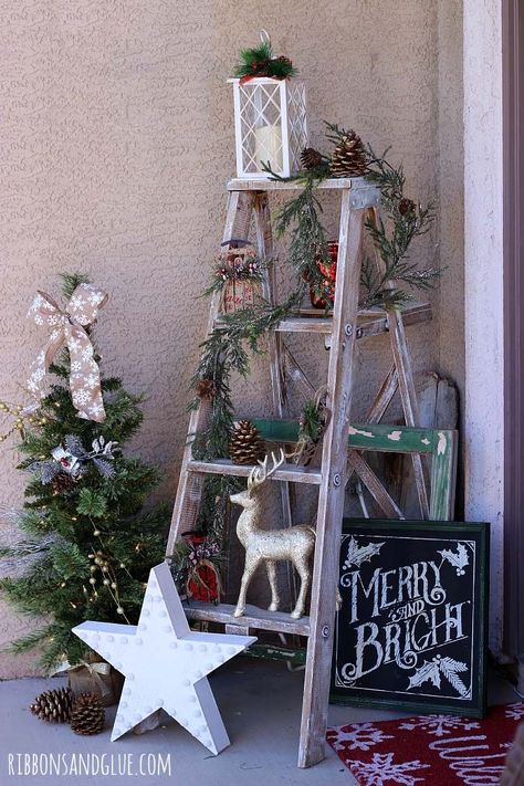 40+ Fabulous Rustic-Country Christmas Decorating Ideas Rustic Glam Christmas, Old Ladder, Glam Christmas, Christmas Porch Decor, Front Porches, Front Porch Christmas Decor, Christmas Porch, Christmas Decorations Rustic, Farmhouse Christmas Decor