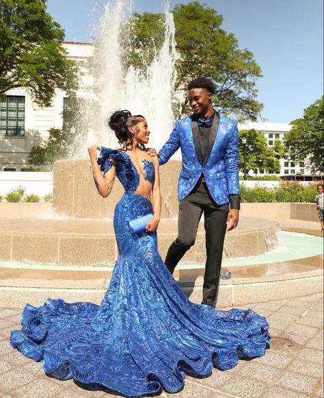 Prom Color Ideas For Couples, Green Prom Couple, Prom Color Ideas, Gf Goals, Royal Blue Homecoming Dress, Couple Prom, Pretty Homecoming Dresses, Dress Couple, Lavender Prom Dresses