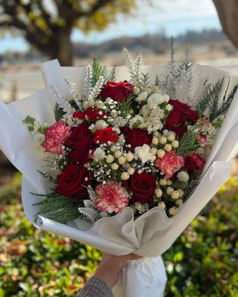 Holiday Mix 🌹🤍 Dm to place your orders 🌺 #floraldesign #prettybouquets #rosebouquet #floristofinstagram #559bouquets #flowerbouquet #explorepage #explore #supportlocal #fresnoflowers #fresnoflorist #ramobuchón #fresnocalifornia #christmasbouquet #christmasdecor #flowersofinstagram Winter Flower Bouquet Gift, New Years Bouquet, Christmas Flower Aesthetic, Winter Flower Bouquet Birthday, Christmas Flower Bouquet Ideas, Christmas Flowers Aesthetic, Christmas Flower Bouquet Gift, Flower Bouquet Christmas, Christmas Flowers Bouquet