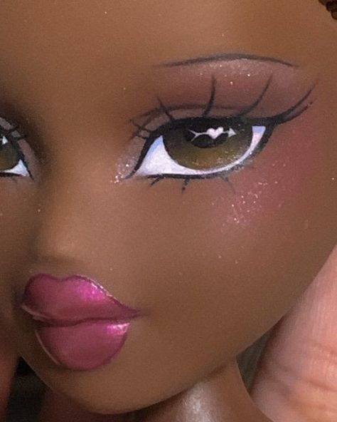 Pink Eyebrows Aesthetic, Trashy Makeup, Baby Blue Eyeshadow, Makeup Bratz, Bratz Doll Makeup, Bratz Makeup, 2000 Vibes, Bratz Doll Outfits, Brat Doll