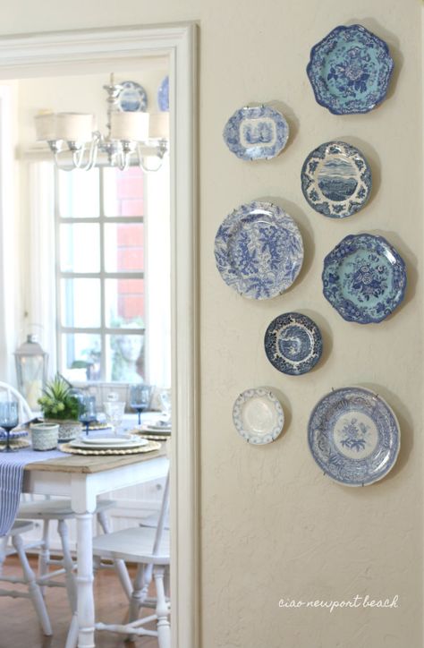 I thought I'd pull out some of my  favorite blue and white plates and create a little asymmetrical display on an empty wall.  There are a few other little vignettes  I'll share later in the week. Plate Wall Display, Blue And White Plates, Plate Wall Decor, Traditional Interior Design, Plate Decor, Décor Boho, White Plates, Decor Guide, Retro Home Decor