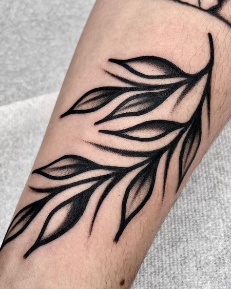 30+ Leaf Tattoos That Look Great on Any Piece of Skin - 100 Tattoos Traditional Tattoo Leaves, Arm Tattoo Leaves, Traditional Sunflower Tattoo, Filler Tattoo Designs, Traditional Tattoo Filler, Rabe Tattoo, Tato Tradisional, Tattoo Sleeve Filler, Traditional Black Tattoo