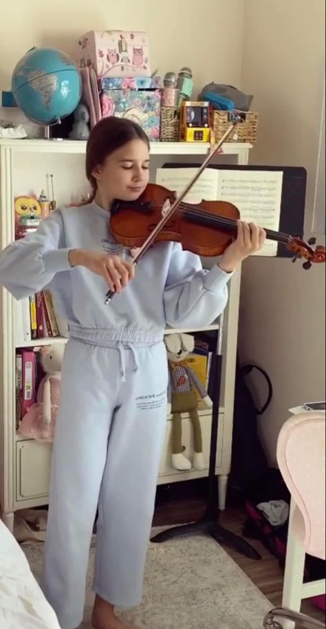 Karolina Protsenko Photos, Karolina Protsenko, Food Vids, Life Video, Violinist, Photo To Video, I'm A Simp, Violin, Mini Skirts