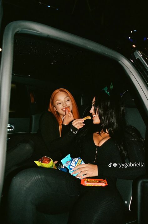 Bestie Polaroid Pictures, Baddie Bestie Pics, Latina And Black Duo, 2 Best Friends Aesthetic, Friends Selfie Aesthetic, Bestie Goals Black, Bestfriendgoals Photo Ideas, Friends Story Instagram, Bestie Photoshoot Ideas