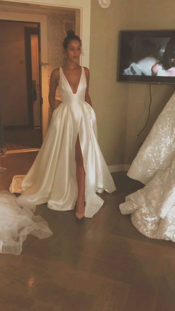 Leah Da Gloria Wedding Dress, Sleek Wedding Dress, Sleek Wedding, Leah Da Gloria, 2nd Wedding Dresses, White Bridal Dresses, Gown Inspiration, Casual White Dress, Here Comes The Bride