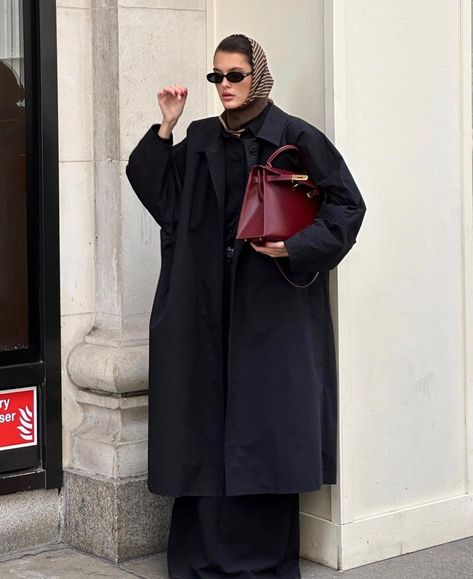 Valeria • Fashion Consultant (@sobalera) • Instagram photos and videos Burgundy Trench Coat, Beige Trench Coat, Coat Trends, Minimalistic Style, Trench Coat Black, Fashion People, Coat Outfits, Mode Inspo, Fashion Consultant