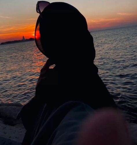 Hijabi Girl Profiles For Instagram, Insta Profile Pic Girly, Hijabi Beach Aesthetic, Profile Pic Inspo Instagram, Hijabi Profile Picture, Hijabi Asthetics, Beach Snap, Hijab Pictures, Sunset Poses