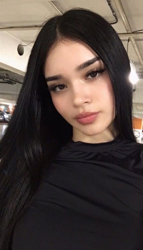 White Girls With Black Hair, Black Hair Dark Eyes, Latina Makeup, Cute Makeup Looks, Selfie Ideas Instagram, Long Black Hair, American Beauty, Cute Selfie Ideas, Pretty Selfies