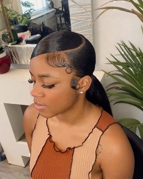 M I A M I S T Y L E S . on Instagram: “Side Swoop Pony - 2 Bundles Used - No Tracks Added 😍✨ #ponytail #sleekponytail #edgesonfleek #foryoupage #explore” Low Ponytail Swoop, 2 Ponytail Slick Back, Slick Ponytail Weave Side Part, Side Low Ponytail, Sleek Side Ponytail, Sleek Braided Ponytail With Swoop, Side Swoop Ponytail Black Women, Side Swoop Curly Ponytail, How To Do Side Swoop With Braids