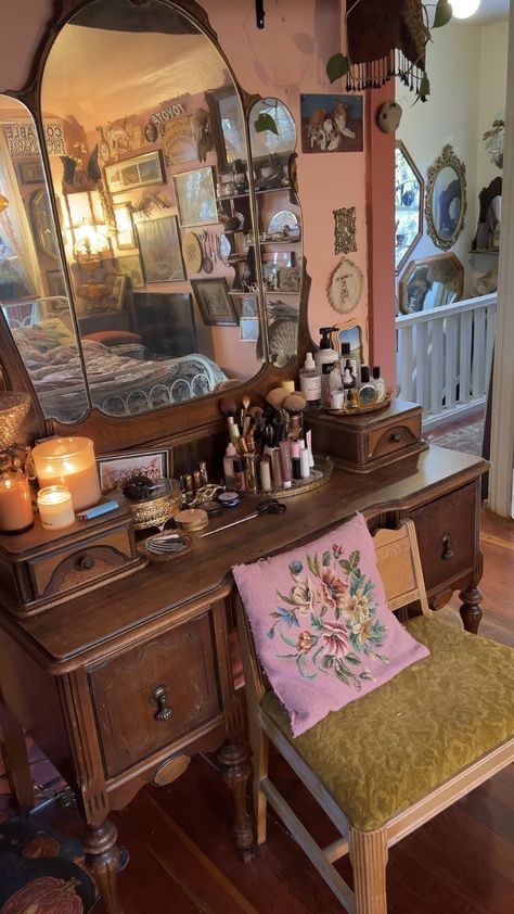 Cluttered Vanity Aesthetic, Makeup Organizer Vintage, Cozy Vanity Ideas, Twee Room Decor, Makeup Counter In Bathroom, Vanity Aesthetic Vintage, Vintage Maximalist Bedroom, Messy Vanity Aesthetic, Antique Vanity Ideas