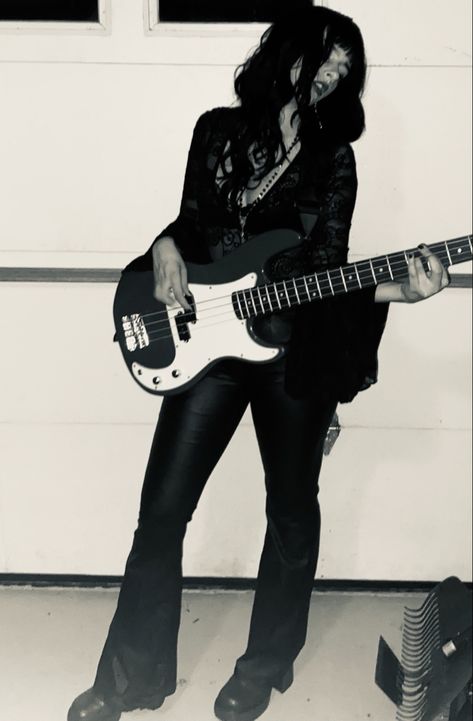 Female Guitarist Aesthetic, Guitarist Aesthetic, Female Rockstar, Female Rockstar Aesthetic, Girl Rockstar, Rockstars Girlfriend, Rocker Aesthetic, Girlfriend Aesthetic, Body References