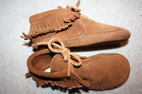 Casual Suede Moccasins With Fringe, Brown Suede Moccasins With Fringe, Casual Brown Moccasins With Tassels, Casual Slip-on Moccasins With Tassels, Casual Leather Moccasins With Fringe, Casual Tassel Slip-on Moccasins, How To Make Moccasins, Knee High Moccasins, Moccasin Patterns