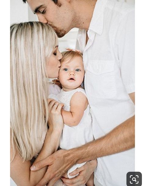 Studio Family Portraits, Baby Family Pictures, First Family Photos, Cute Family Photos, Family Photos With Baby, Family Photoshoot Poses, Baby Fotografie, Newborn Family Photos, Family Portrait Poses